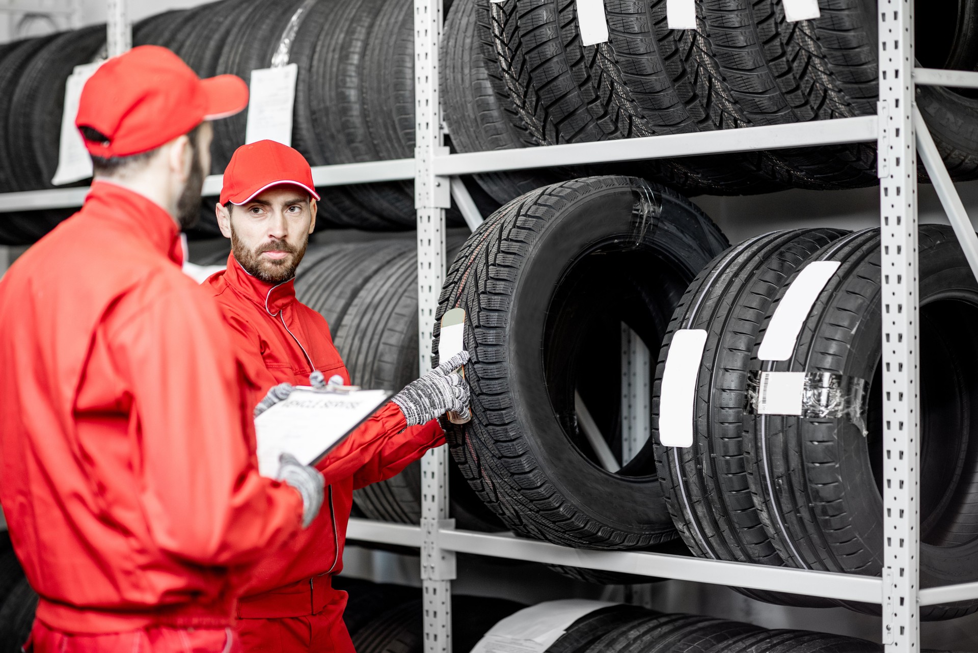 Hombres que trabajan en el almacén con ruedas