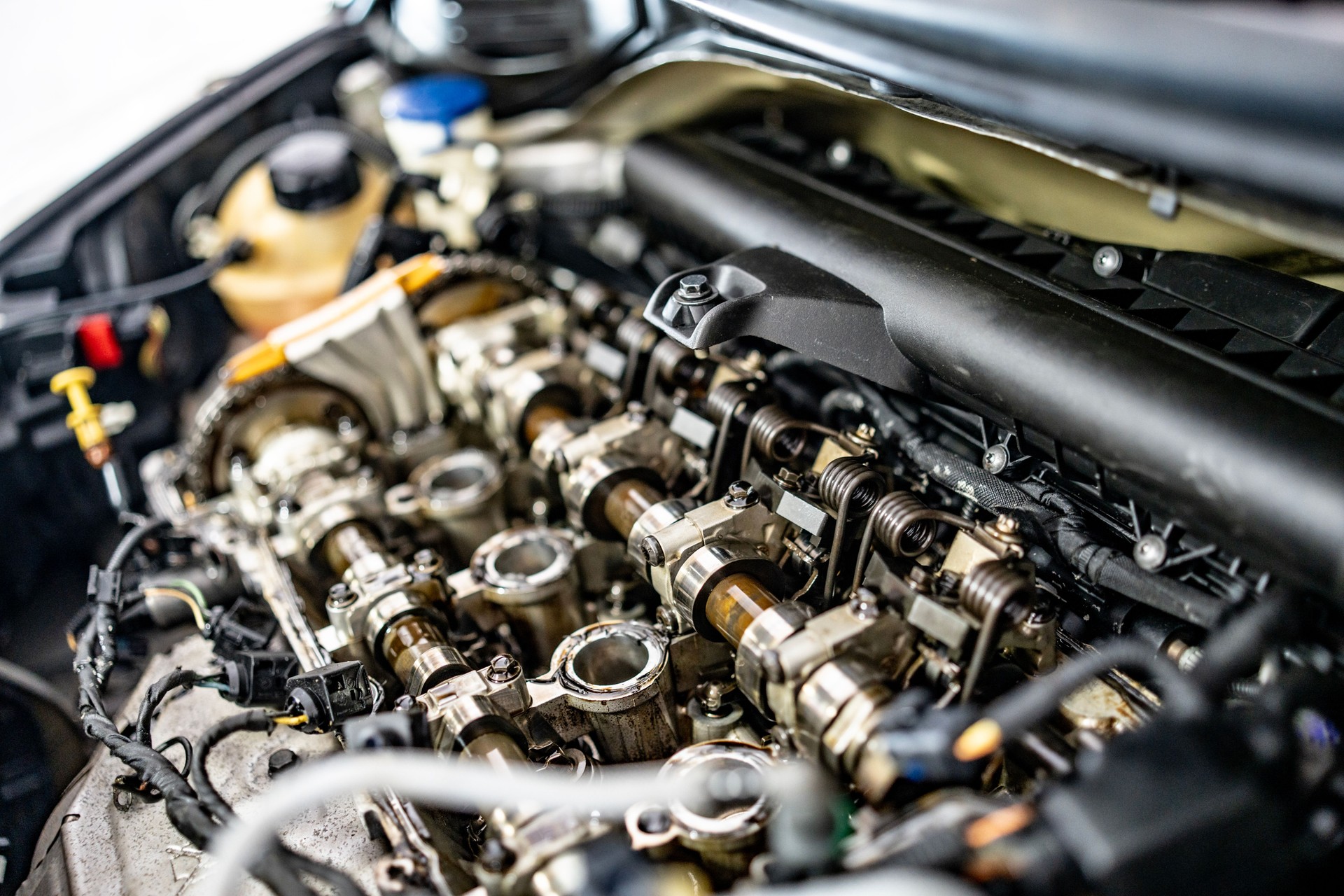 Vista en primer plano del motor de un automóvil en un taller