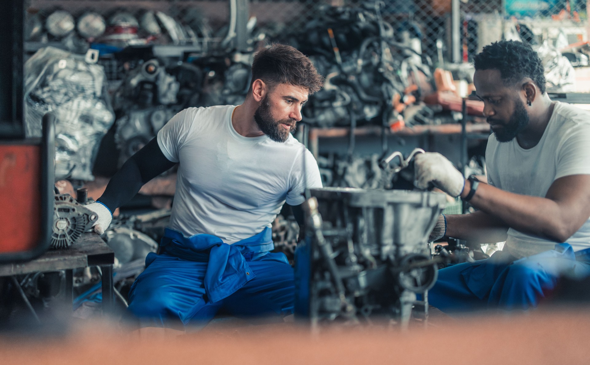 El técnico de automóviles revisa los motores, elige equipos de calidad para reparaciones precisas para garantizar un rendimiento óptimo